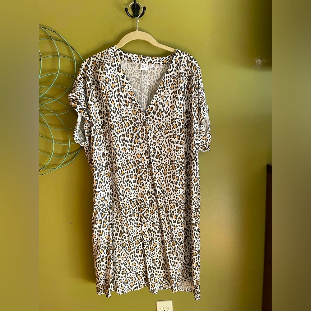 Leopard print rayon dress size Large . New never warn.